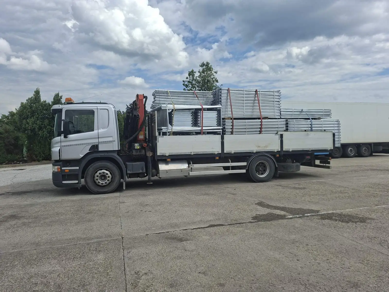 Kamion za transport skela