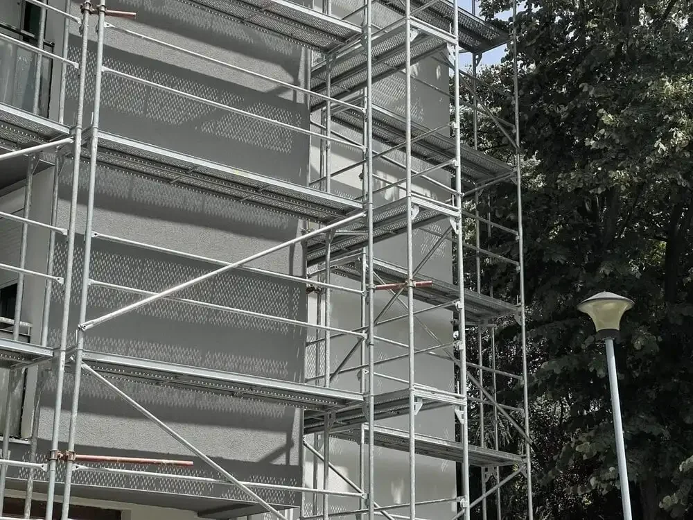 Ramovska skela postavljena uz objekat